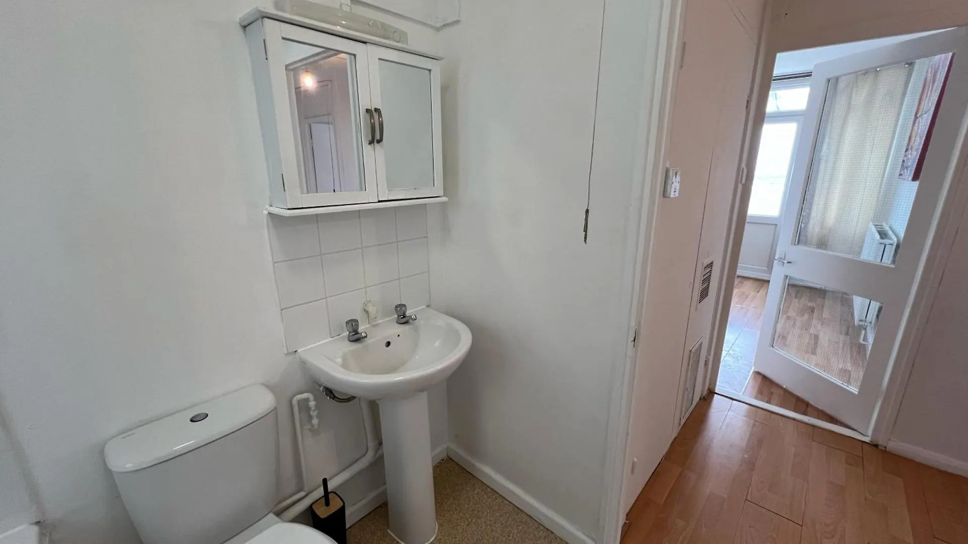 Cosy 2 Bedroom Flat With Balcony Abbey Wood Apartment